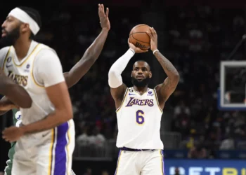 Key Points: James, Davis Have Huge Nights, Lead Lakers Past Pistons in Detroit