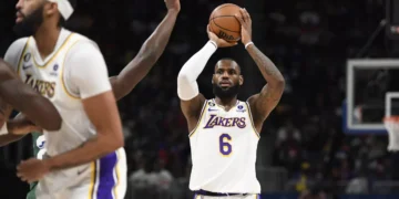 Key Points: James, Davis Have Huge Nights, Lead Lakers Past Pistons in Detroit
