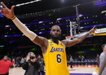 Key Points: LeBron James Scores 48, Leads Lakers Past Rockets in Los Angeles