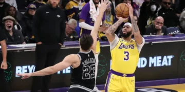 Key Points: Anthony Davis Returns From Injury, Leads Lakers Past Spurs in Los Angeles