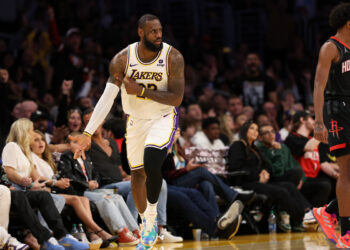 Key Points: LeBron James Scores 37, Leads Lakers Past Rockets