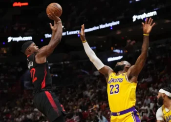 Key Points: Jimmy Butler Scores 28, Leads Heat Past Lakers 108-107 in Miami